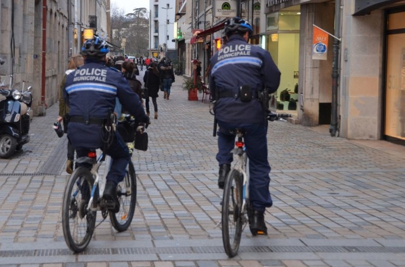Cette image a un attribut alt vide ; le nom du fichier est 2014-07-13-police_municipale_besancon_velo.jpg